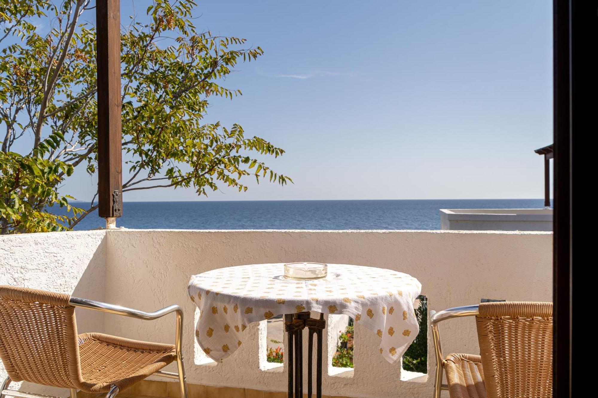 Akrotiri Apartments Makrýgialos Екстериор снимка