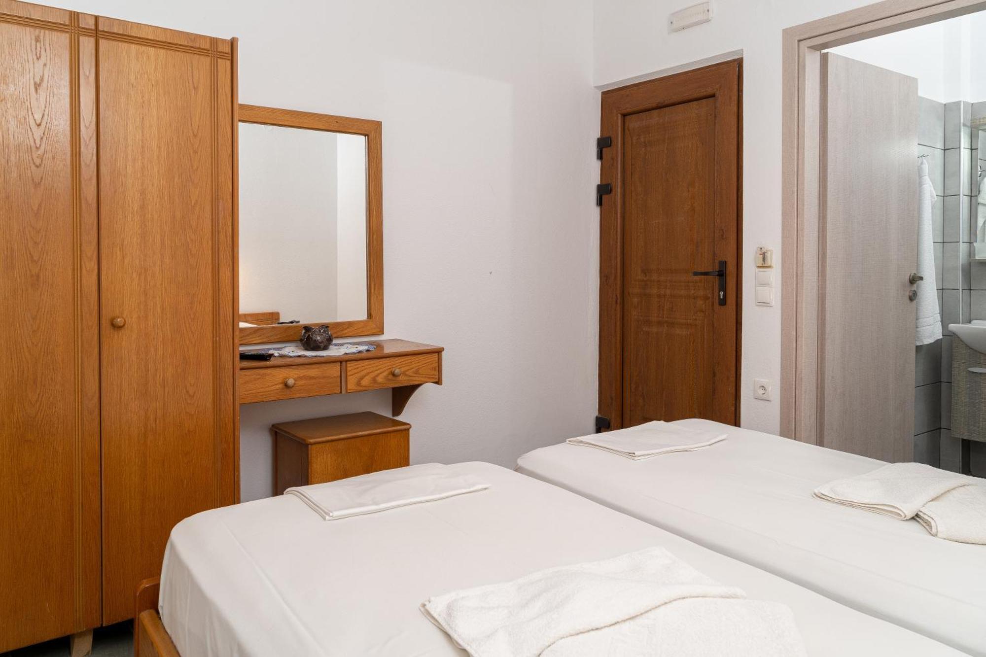 Akrotiri Apartments Makrýgialos Екстериор снимка
