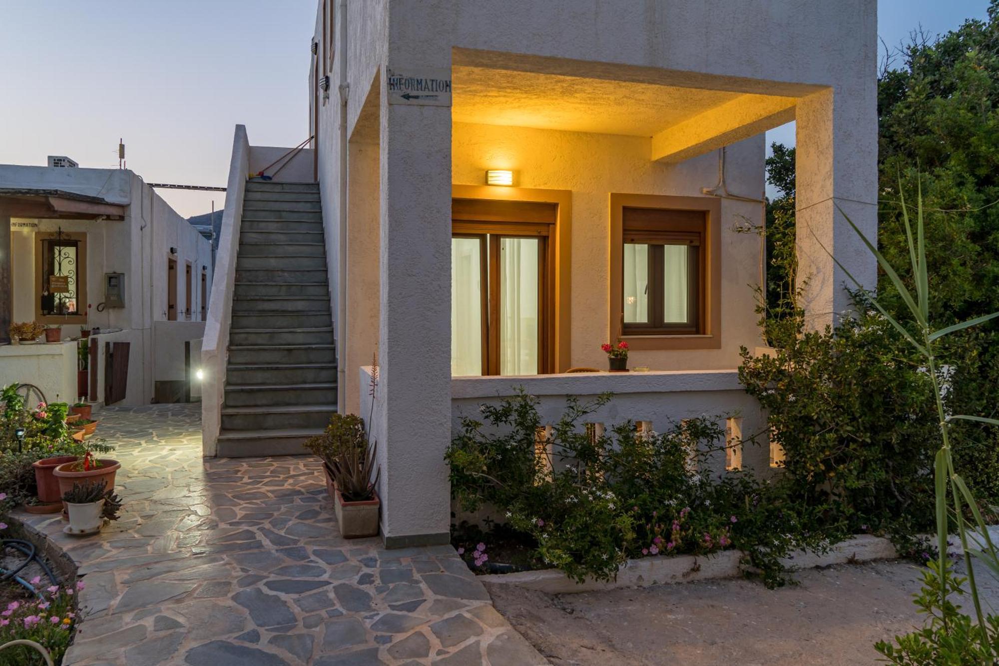 Akrotiri Apartments Makrýgialos Екстериор снимка