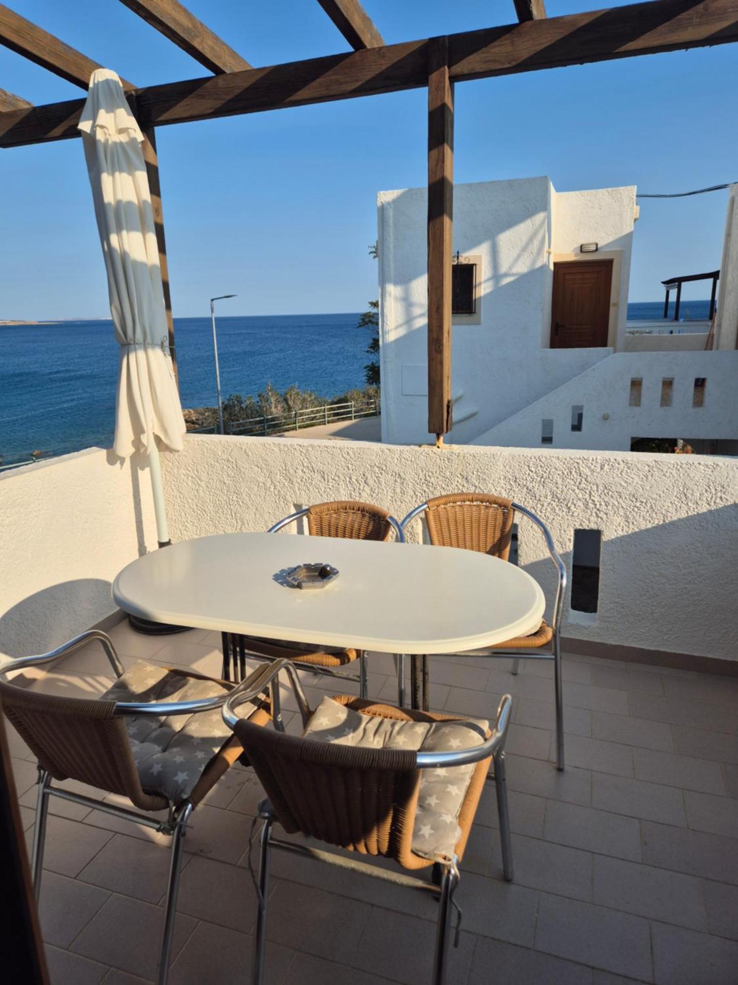 Akrotiri Apartments Makrýgialos Екстериор снимка
